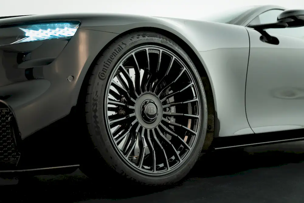 BRABUS BODO Supersportwagen in Schwarz mit Continental SportContact 7 Force Reifen