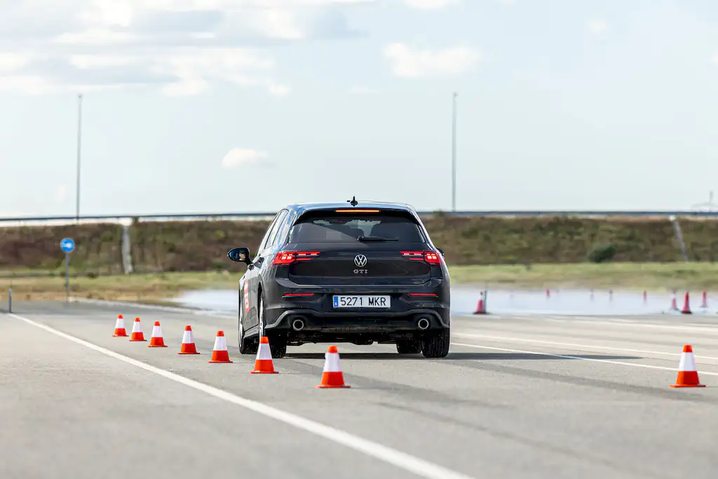 Ganzjahresreifentest auf trockener Fahrbahn