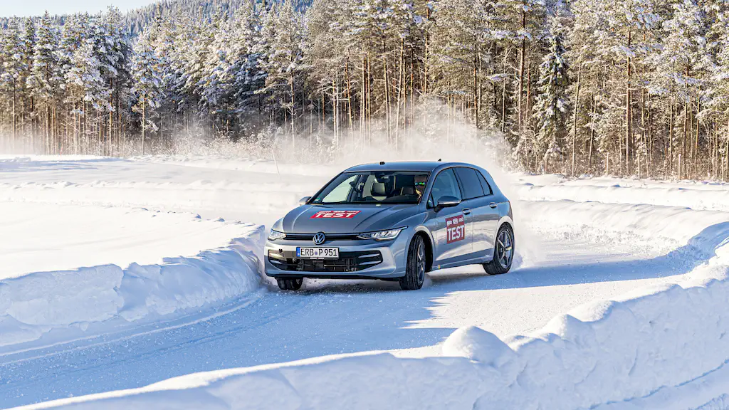 Ganzjahresreifen auf verschneiter Teststrecke in Nordschweden